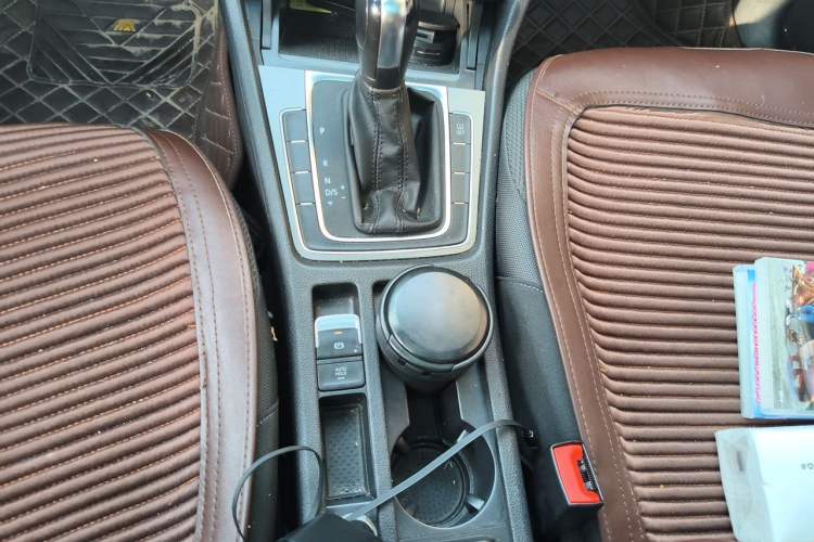 Used Volkswagen Golf 2015 1.6L Automatic Comfort Model Gear Lever