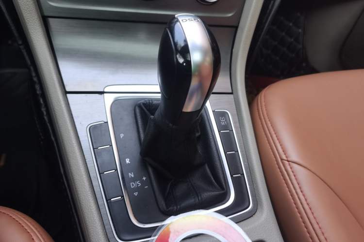 Used Volkswagen Golf 2015 1.4TSI Automatic Comfort Model Gear Lever
