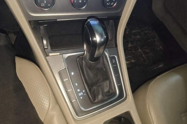 Used Volkswagen Golf 2015 1.4TSI Automatic Comfort Model Gear Lever