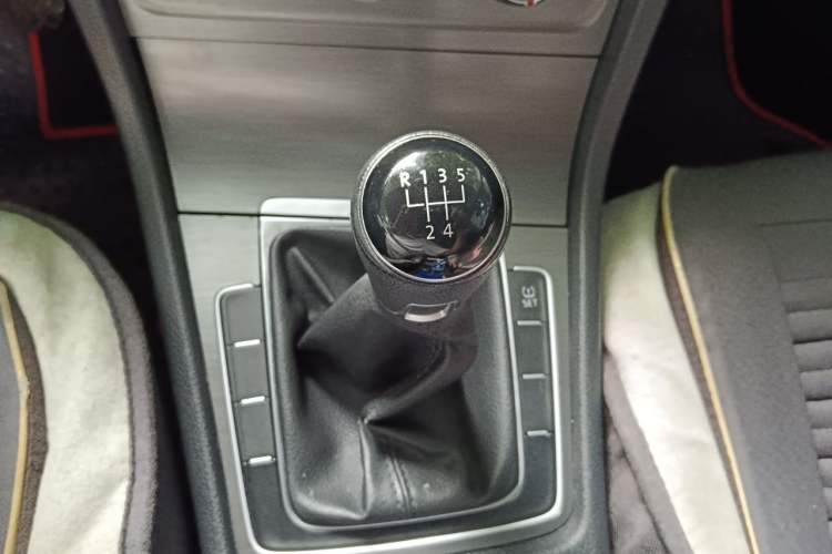 Used Volkswagen Golf 2015 1.4TSI Manual Comfort Model Gear Lever