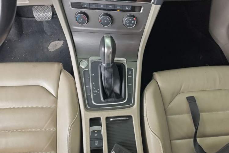 Used Volkswagen Golf 2015 1.4TSI Automatic Luxury Model Gear Lever