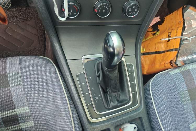 Used Volkswagen Golf 2015 1.6L Automatic Comfort Model Gear Lever