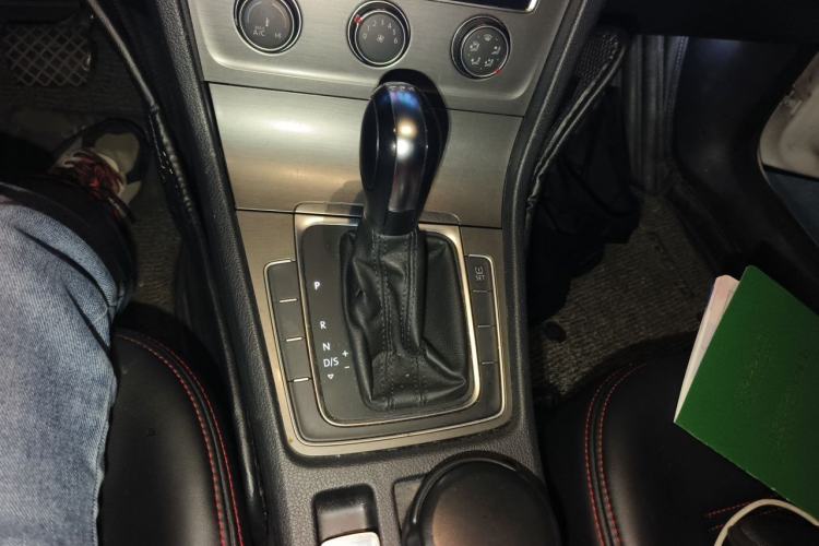 Used Volkswagen Golf 2015 1.4TSI Automatic Comfort Model Gear Lever