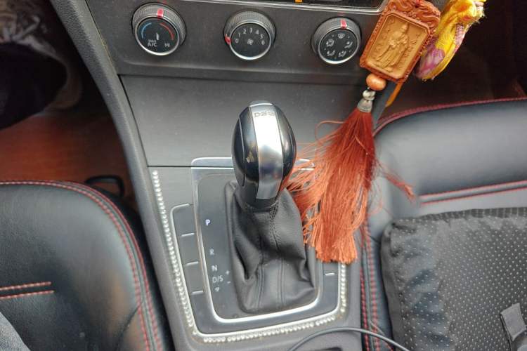 Used Volkswagen Golf 2015 1.4TSI Automatic Comfort Model Gear Lever