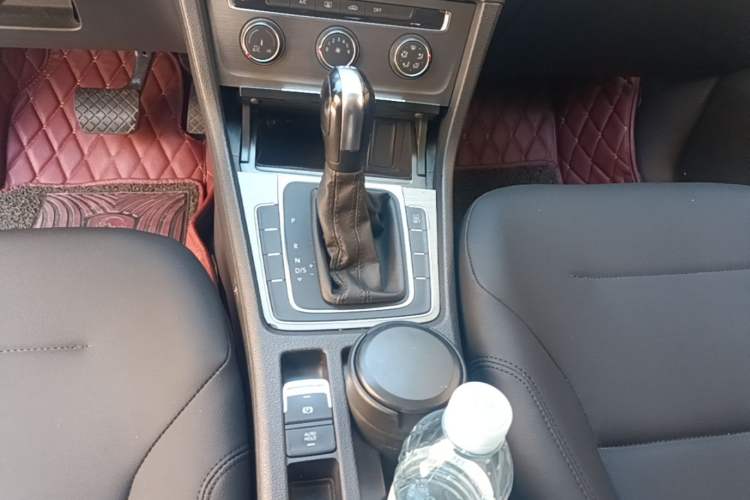 Used Volkswagen Golf 2015 1.4TSI Automatic Comfort Model Gear Lever