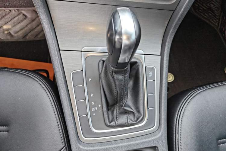 Used Volkswagen Golf 2015 1.6L Automatic Comfort Model Gear Lever