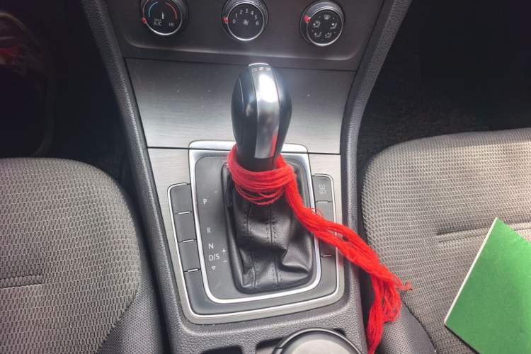 Used Volkswagen Golf 2015 1.4TSI Automatic Comfort Model Gear Lever