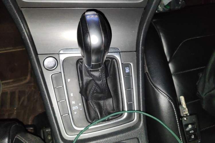 Used Volkswagen Golf 2015 1.4TSI Automatic Luxury Model Gear Lever