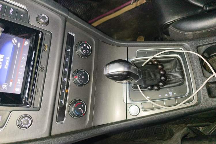 Used Volkswagen Golf 2015 1.4TSI Automatic Luxury Model Gear Lever