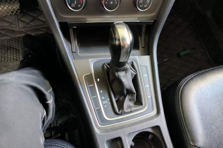 Used Volkswagen Golf 2015 1.6L Automatic Comfort Model Gear Lever