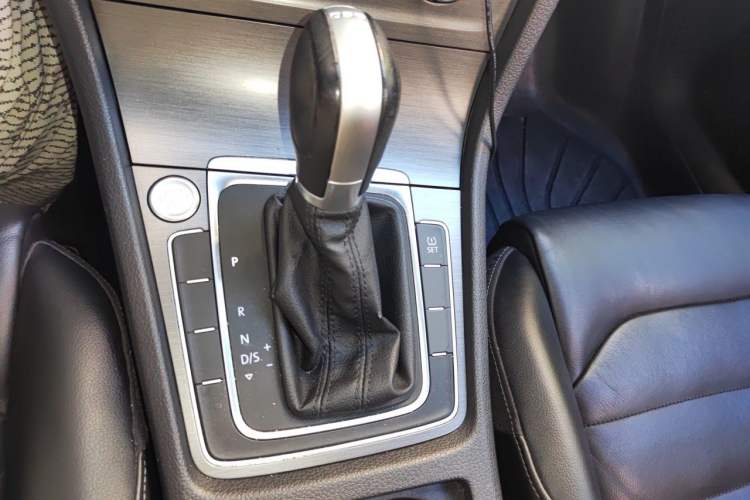 Used Volkswagen Golf 2015 1.4TSI Automatic Luxury Model Gear Lever