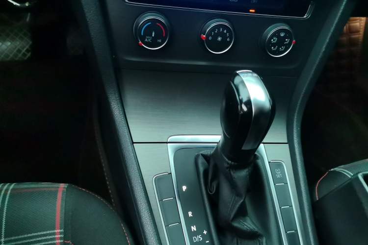 Used Volkswagen Golf 2015 1.4TSI Automatic Comfort Model Gear Lever