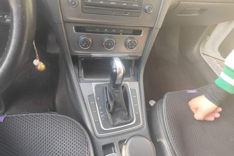 Used Volkswagen Golf 2015 1.4TSI Automatic Comfort Model Gear Lever