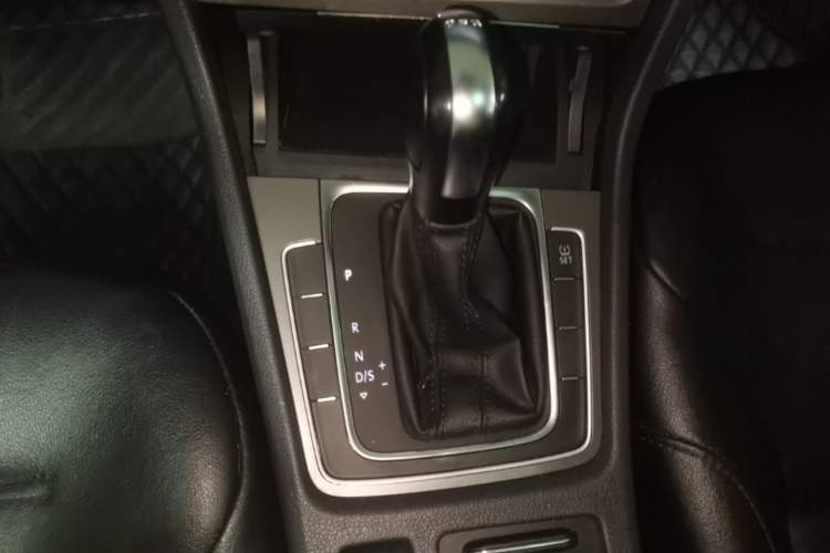 Used Volkswagen Golf 2015 1.4TSI Automatic Comfort Model Gear Lever