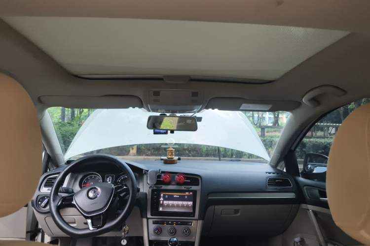 Used Volkswagen Golf 2015 1.4TSI Manual Comfort Model Headliner