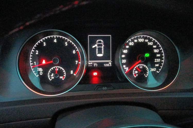 Used Volkswagen Golf 2015 1.4TSI Automatic Luxury Model Instrument Cluster