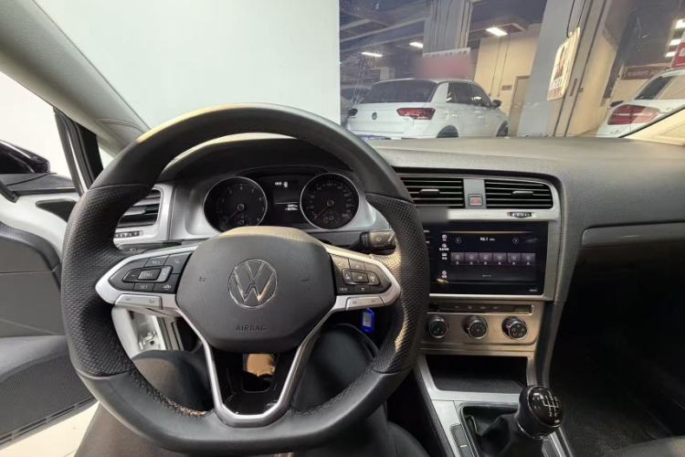 Used Volkswagen Golf 2015 1.6L Manual Fashion Edition Interior 3
