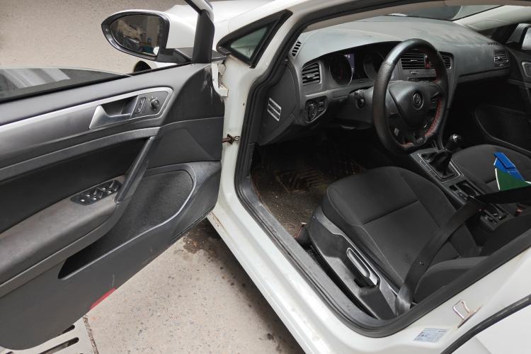 Used Volkswagen Golf 2015 1.6L Manual Fashion Edition Interior 3