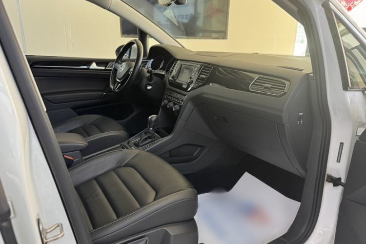 Used Volkswagen Golf 2015 1.4TSI Sportsvan Interior 4