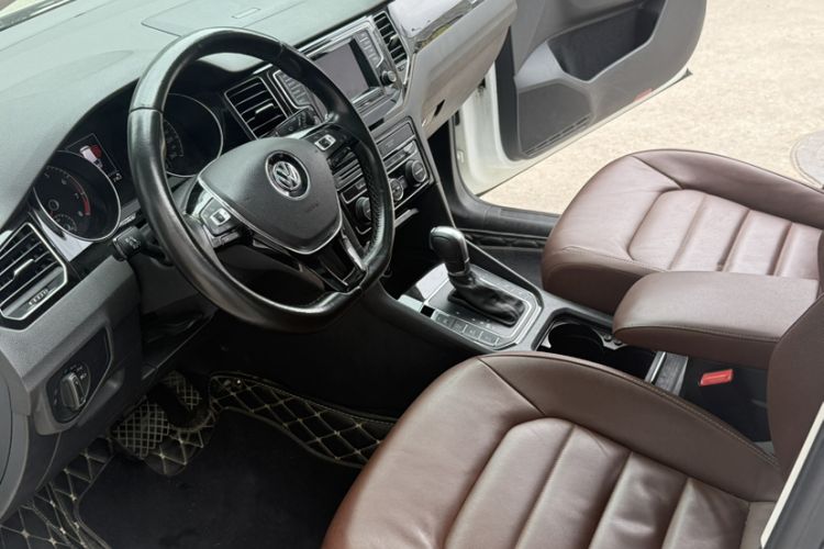 Used Volkswagen Golf 2015 1.4TSI Sportsvan Interior 5