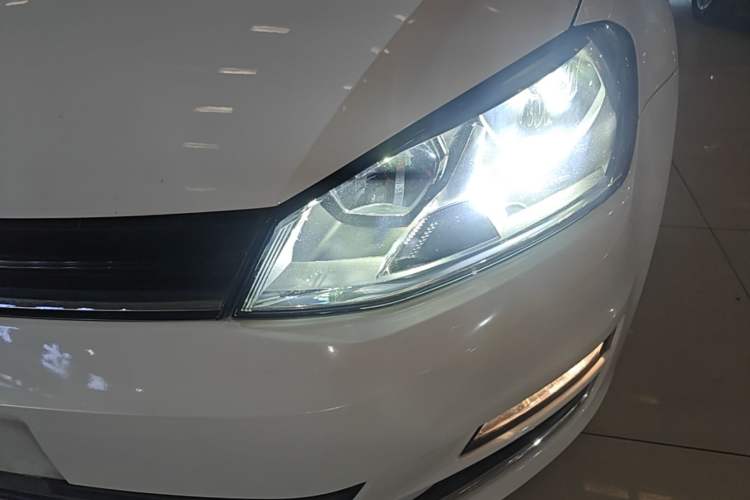 Used Volkswagen Golf 2015 1.6L Automatic Comfort Model Left Front Headlight