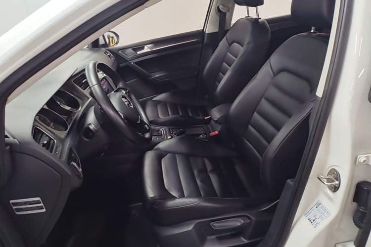 Used Volkswagen Golf 2015 1.4TSI Automatic Luxury Model Left Front Seat