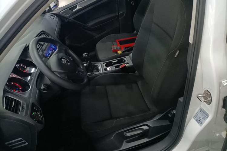 Used Volkswagen Golf 2015 1.6L Manual Fashion Edition Left Front Seat