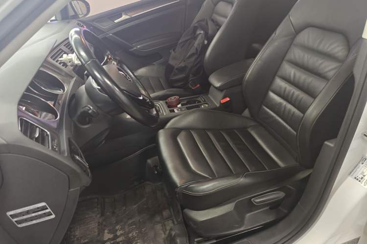 Used Volkswagen Golf 2015 1.4TSI Automatic Luxury Model Left Front Seat