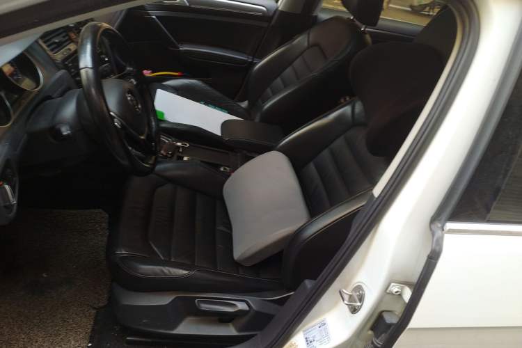 Used Volkswagen Golf 2015 1.4TSI Automatic Luxury Model Left Front Seat