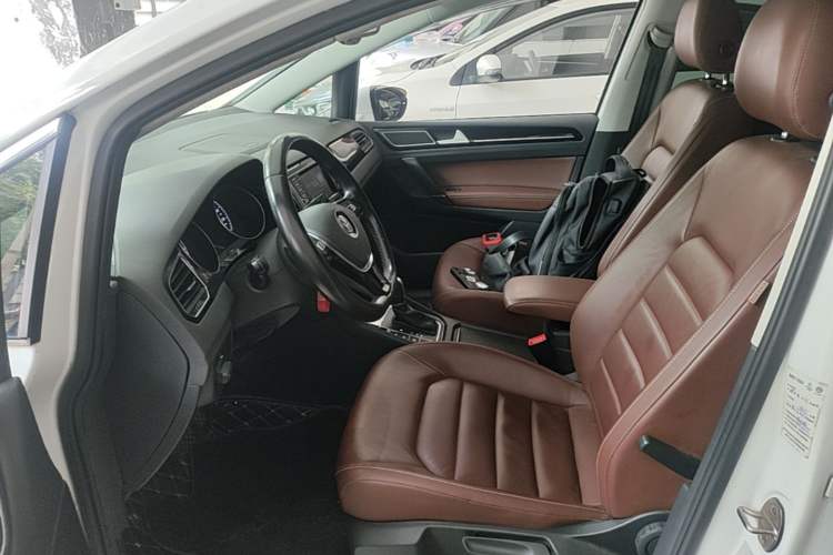 Used Volkswagen Golf 2015 1.4TSI Sportsvan Left Front Seat