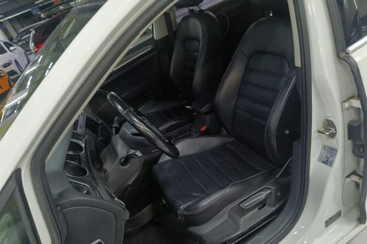 Used Volkswagen Golf 2015 1.4TSI Automatic Luxury Model Left Front Seat