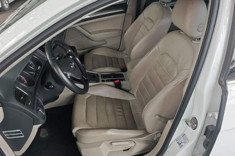 Used Volkswagen Golf 2015 1.4TSI Automatic Luxury Model Left Front Seat