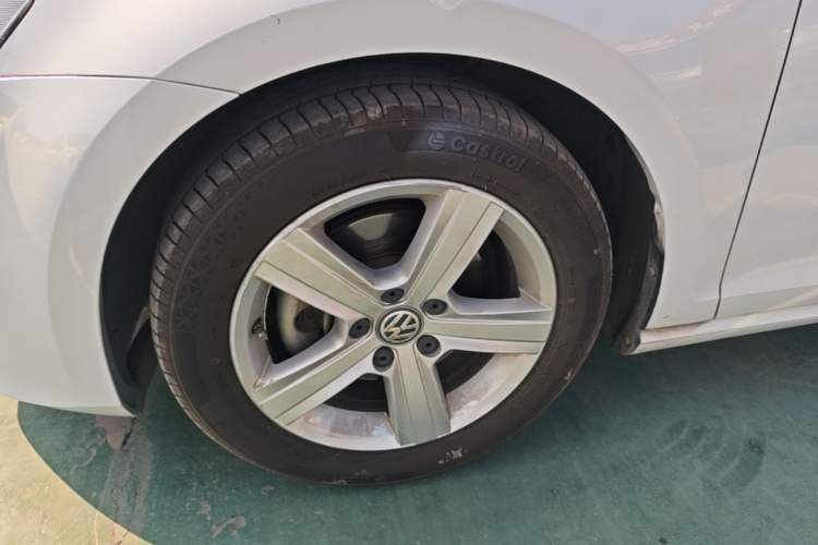 Used Volkswagen Golf 2015 1.4TSI Automatic Comfort Model Left Front Wheel Hub