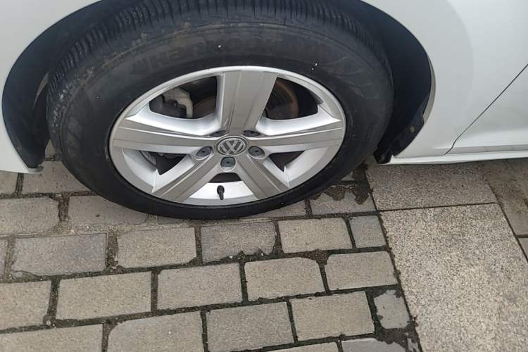 Used Volkswagen Golf 2015 1.6L Automatic Comfort Model Left Front Wheel Hub