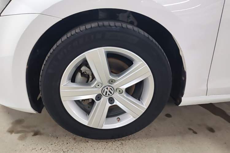 Used Volkswagen Golf 2015 1.4TSI Automatic Luxury Model Left Front Wheel Hub