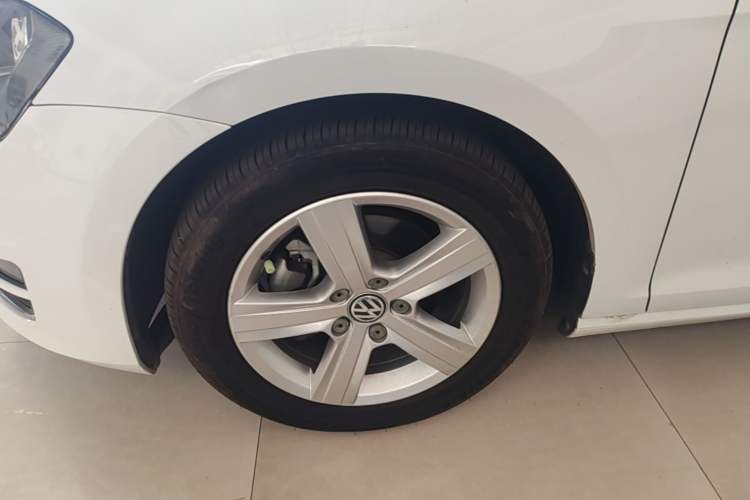 Used Volkswagen Golf 2015 1.6L Automatic Comfort Model Left Front Wheel Hub