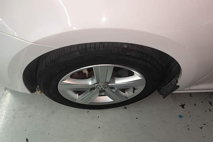 Used Volkswagen Golf 2015 1.4TSI Automatic Comfort Model Left Front Wheel Hub