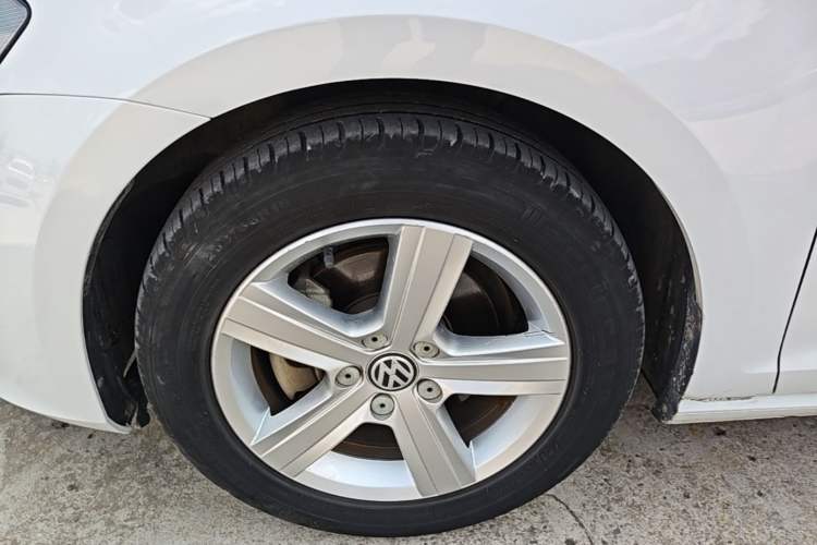 Used Volkswagen Golf 2015 1.6L Automatic Comfort Model Left Front Wheel Hub