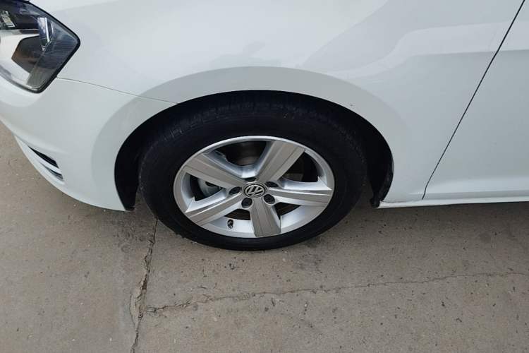 Used Volkswagen Golf 2015 1.4TSI Automatic Luxury Model Left Front Wheel Hub