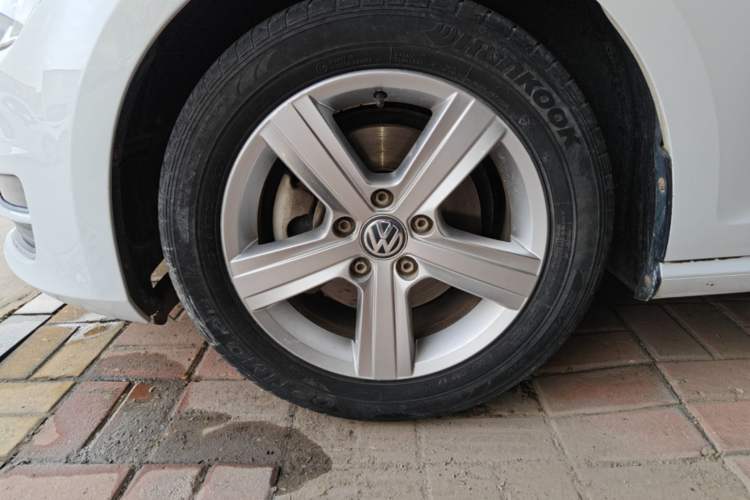 Used Volkswagen Golf 2015 1.4TSI Automatic Luxury Model Left Front Wheel Hub