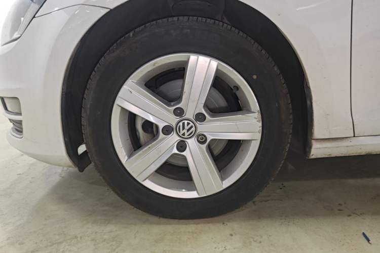 Used Volkswagen Golf 2015 1.2TSI Automatic Comfort Model Left Front Wheel Hub