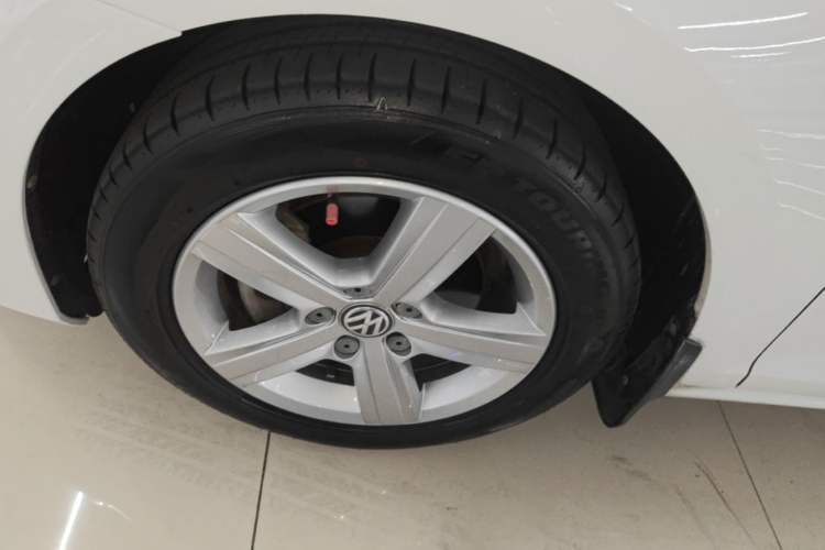 Used Volkswagen Golf 2015 1.4TSI Automatic Comfort Model Left Front Wheel Hub