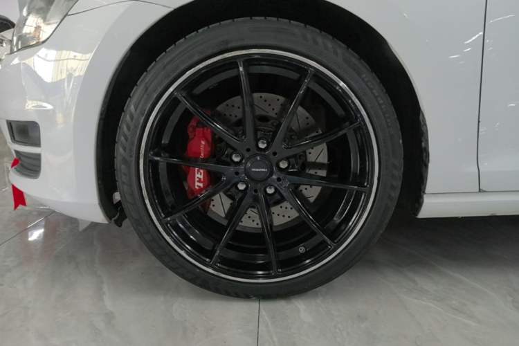 Used Volkswagen Golf 2015 1.4TSI Automatic Comfort Model Left Front Wheel Hub