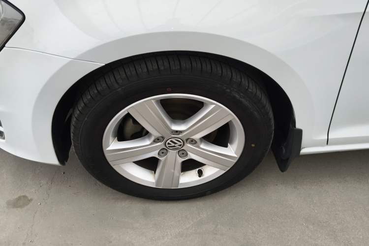 Used Volkswagen Golf 2015 1.6L Automatic Comfort Model Left Front Wheel Hub