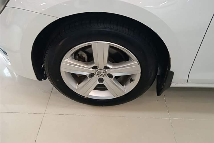 Used Volkswagen Golf 2015 1.6L Automatic Comfort Model Left Front Wheel Hub