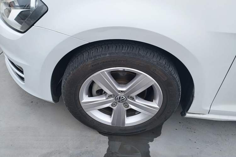Used Volkswagen Golf 2015 1.6L Automatic Comfort Model Left Front Wheel Hub