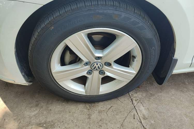 Used Volkswagen Golf 2015 1.4TSI Automatic Comfort Model Left Front Wheel Hub