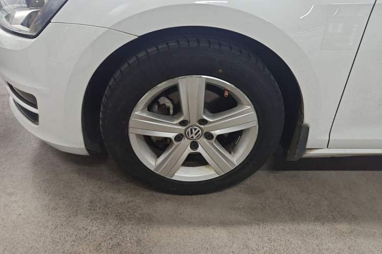 Used Volkswagen Golf 2015 1.4TSI Automatic Luxury Model Left Front Wheel Hub