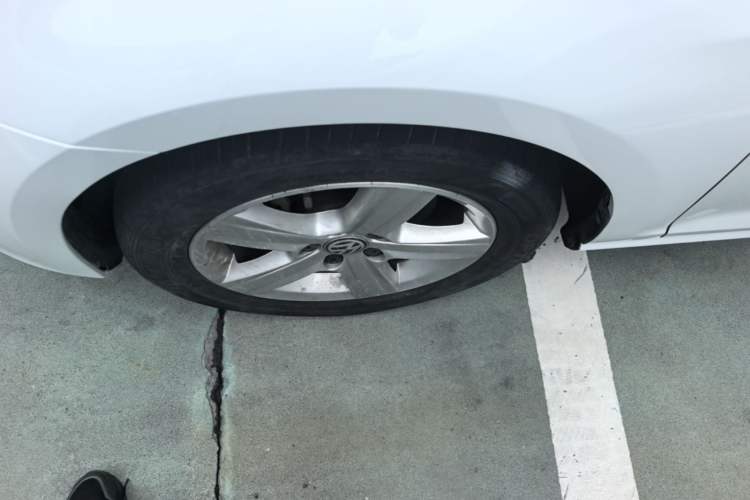 Used Volkswagen Golf 2015 1.4TSI Automatic Luxury Model Left Front Wheel Hub