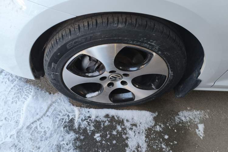 Used Volkswagen Golf 2015 1.4TSI Automatic Comfort Model Left Front Wheel Hub
